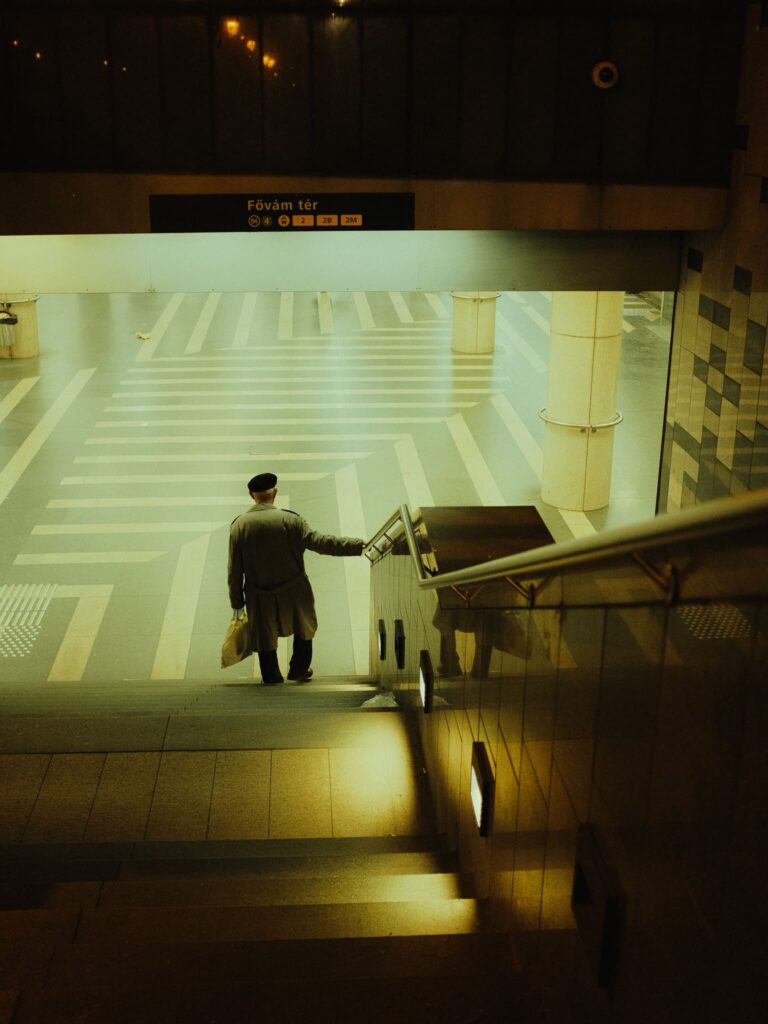 Homme chapeau métro Budapest